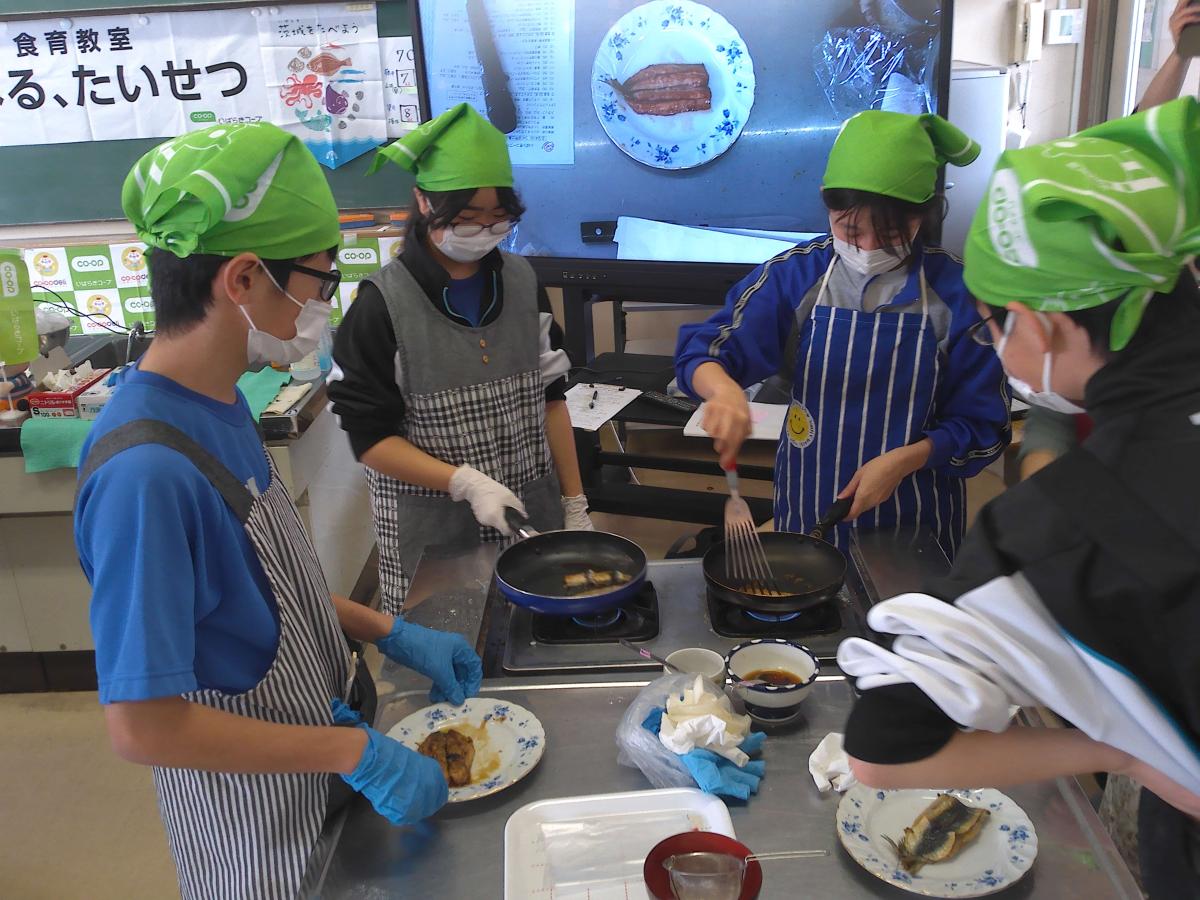 7年生【家庭科】鰯の調理実習がありました。