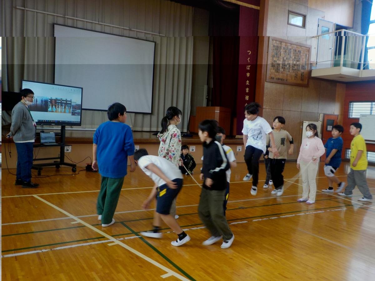 4年生学園交流会「8の字とび」に挑戦!