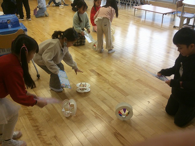 1年生:かざわ作りに大はりきり!