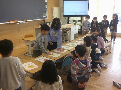 2年生:外国語活動 食べ物の英語でゲーム!