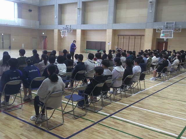 6年生:体育館での継志式練習が始まりました