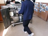 給食の片付けを協力して行っています