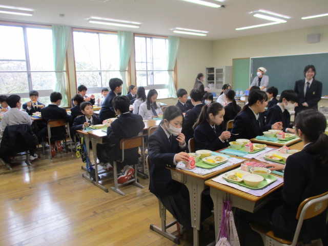 4月10日(金)7年生 初めての給食