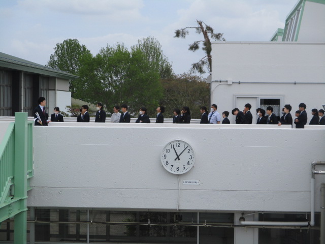 4月13日(月)7年生 学校探検