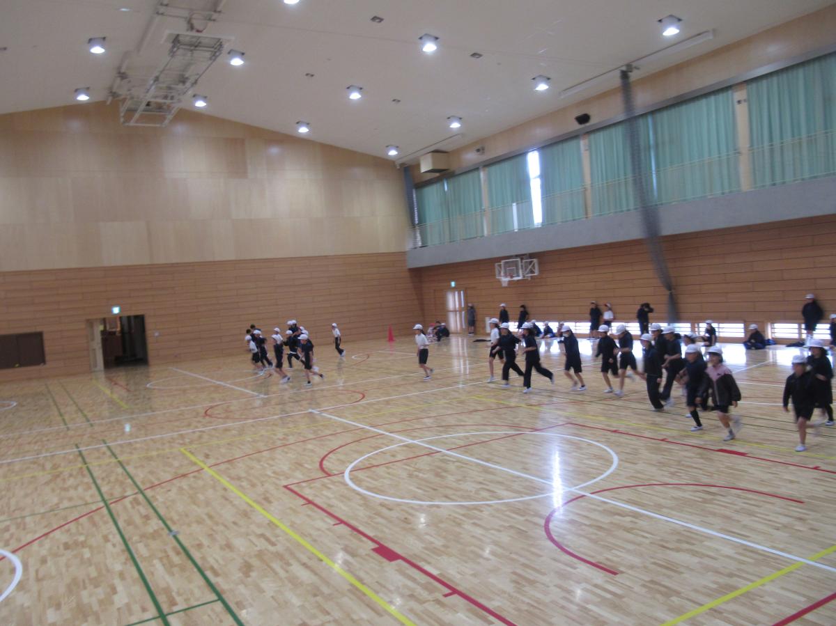 5年生 シャトルランを行いました