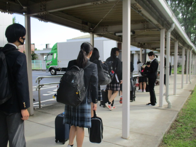 4月24日(金)9年生 修学旅行荷物搬入