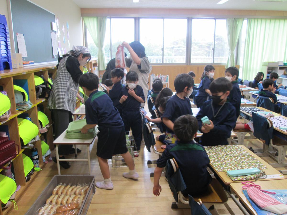 1年生の給食ボランティアさん ありがとうございます