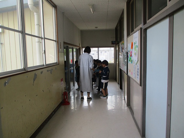 1・2年生による学校探検(生活科の学習)