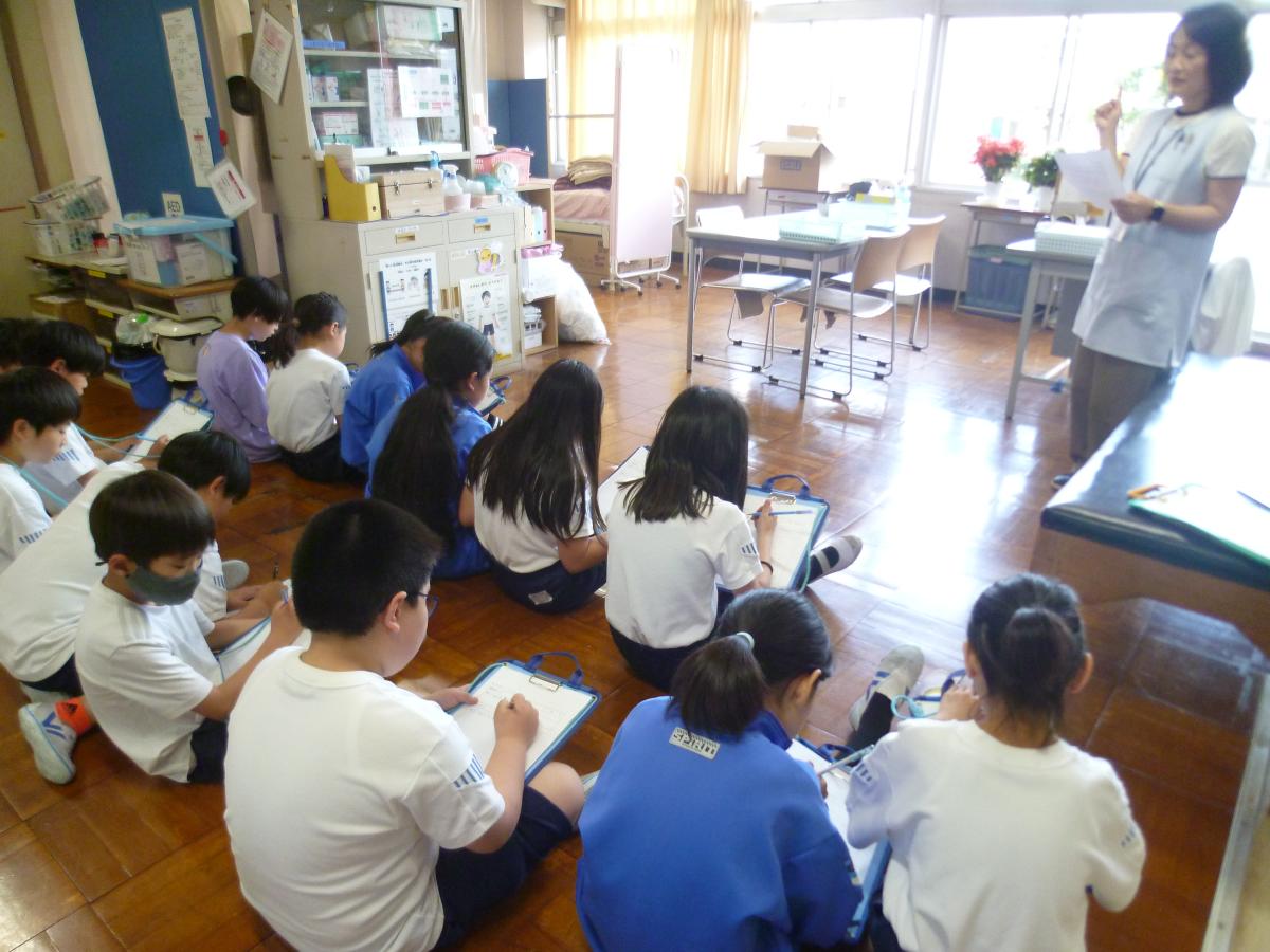 国語の学習で、保家室の先生に話を聞きました。