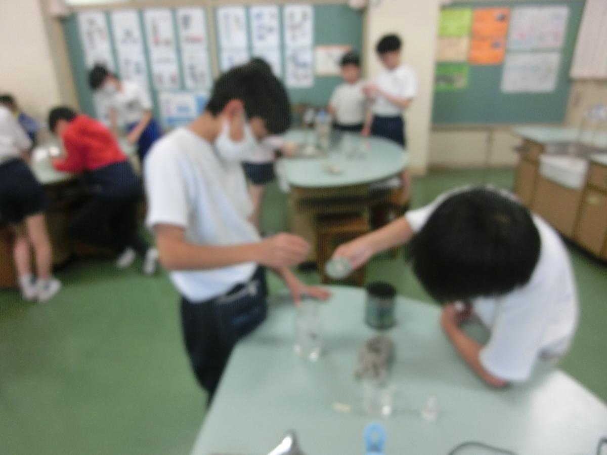 6年生 理科の実験、頑張っています!