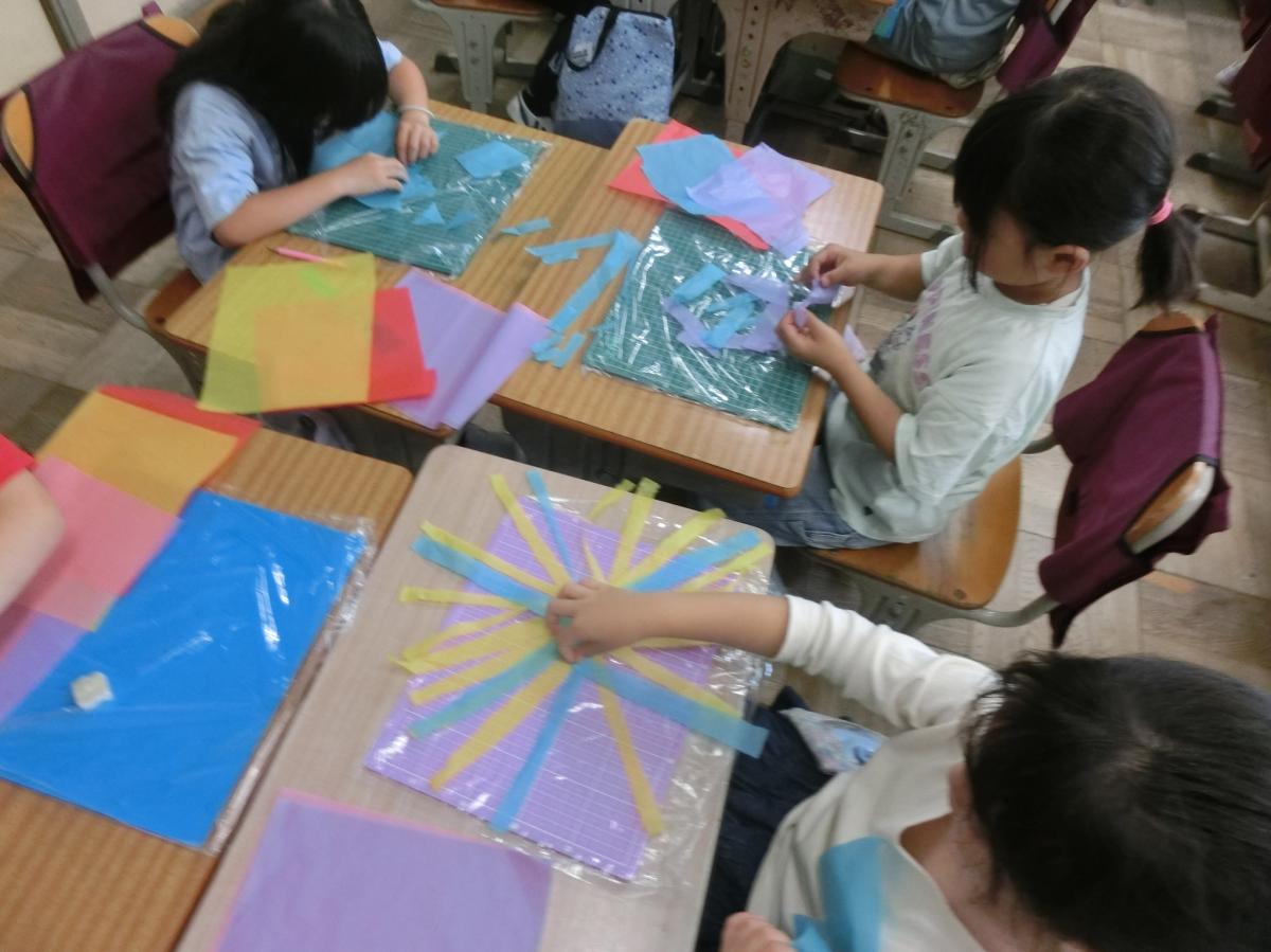 2年生 図工「おはながみ かさねて すかして」