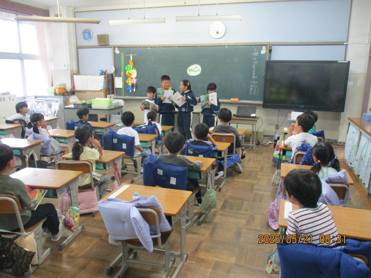 3年生は、1年生に「音読のプレゼント」をしました。