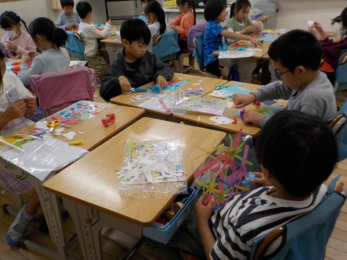 おはながみ かさねて すかして(図工)の様子です。