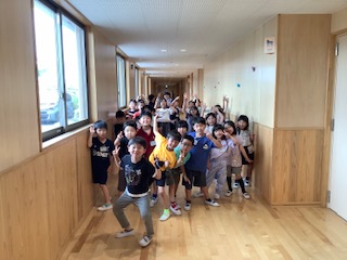 2年生 学校たんけん中
