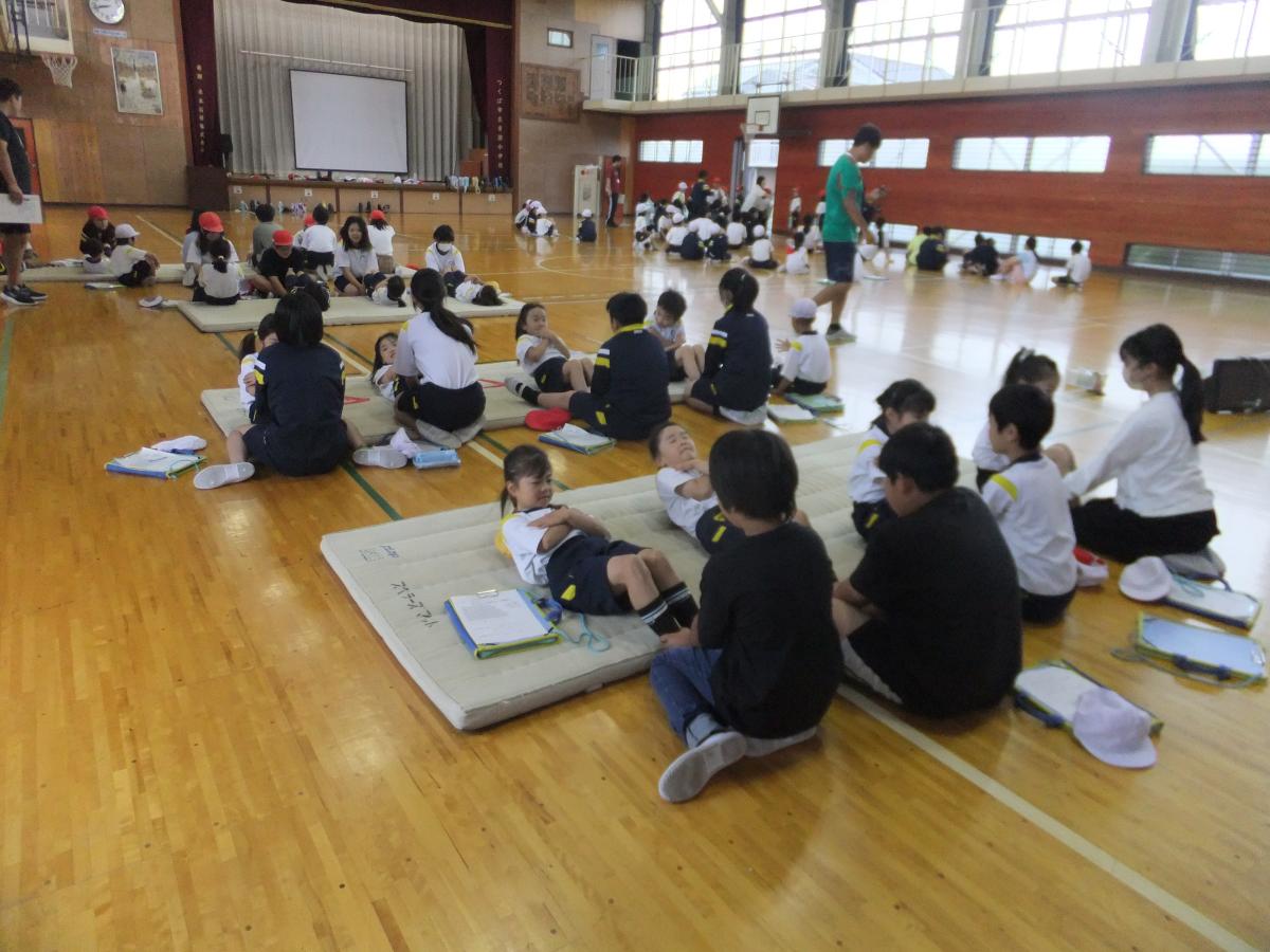 優しくサポート!5・6年生が大活躍の体力テスト