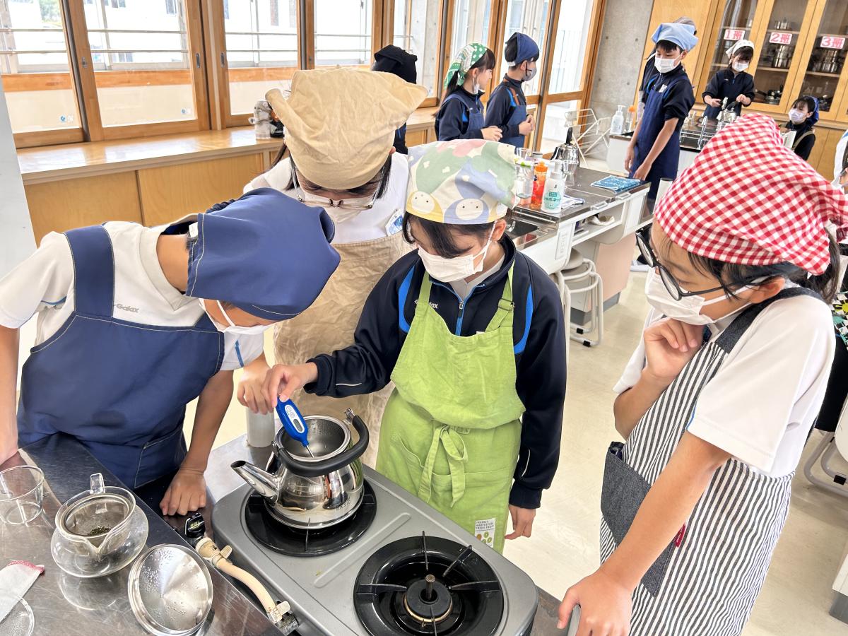 色鮮やかに広がる5年生の「パレット」 ~相手を想うメッセージと、おいしいお茶の探究~