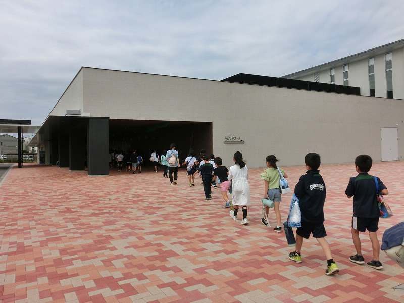 今年はみどりのプールで水泳学習!