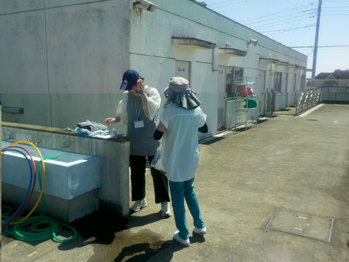 学校薬剤師の先生によるプールの水質検査