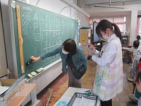 子供たちの目を守れ!照度検査実施