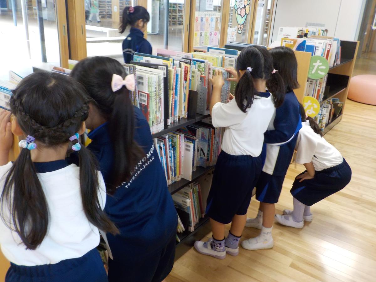 【1年生】図書メディア室には本がたくさん!