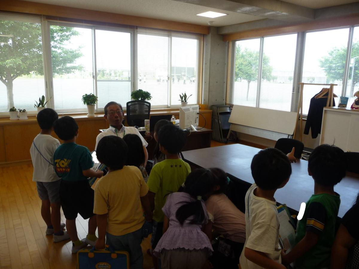 1年生 学校で働く人にインタビューをしてきました
