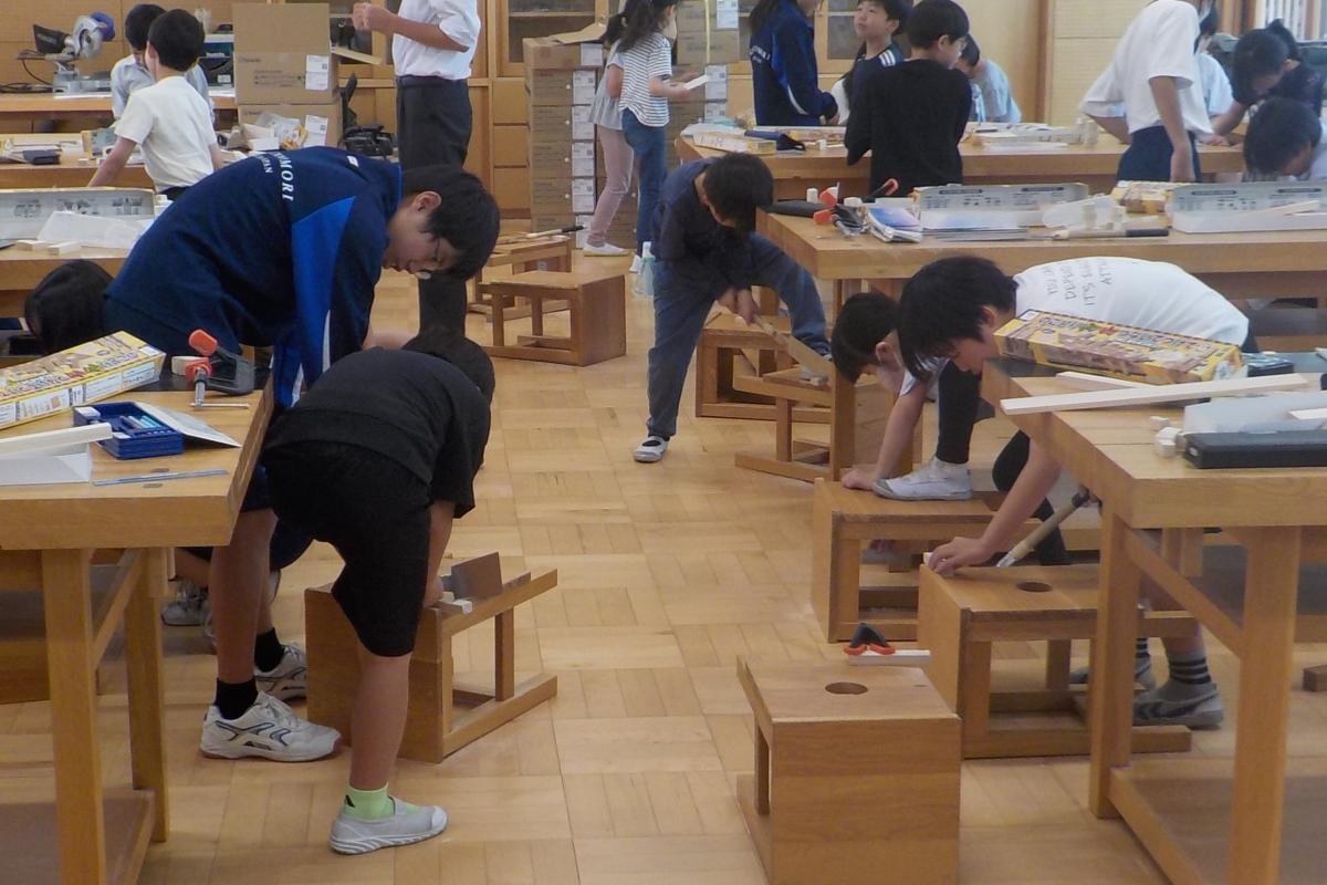 【3年生】図工 のこぎりに初挑戦!