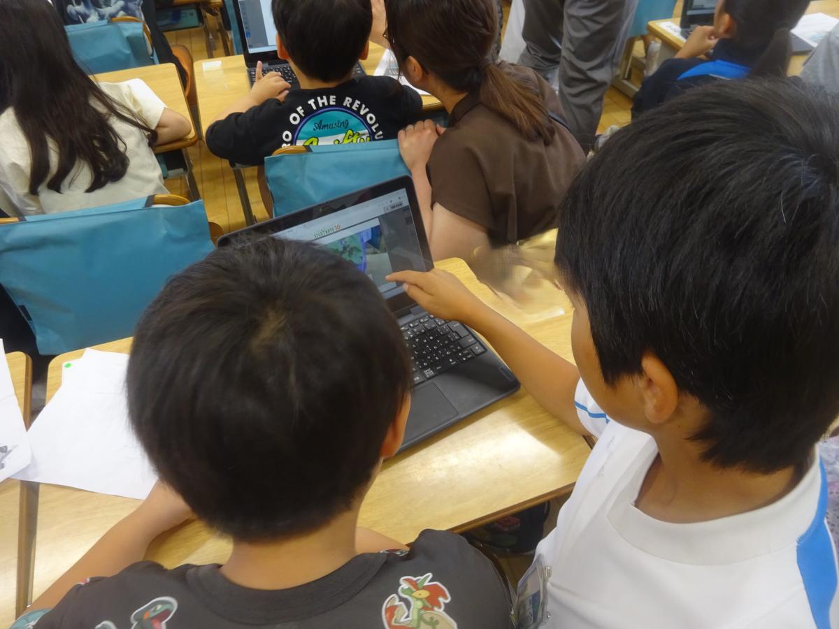 4年生による1年生へのタブレットの使い方指導
