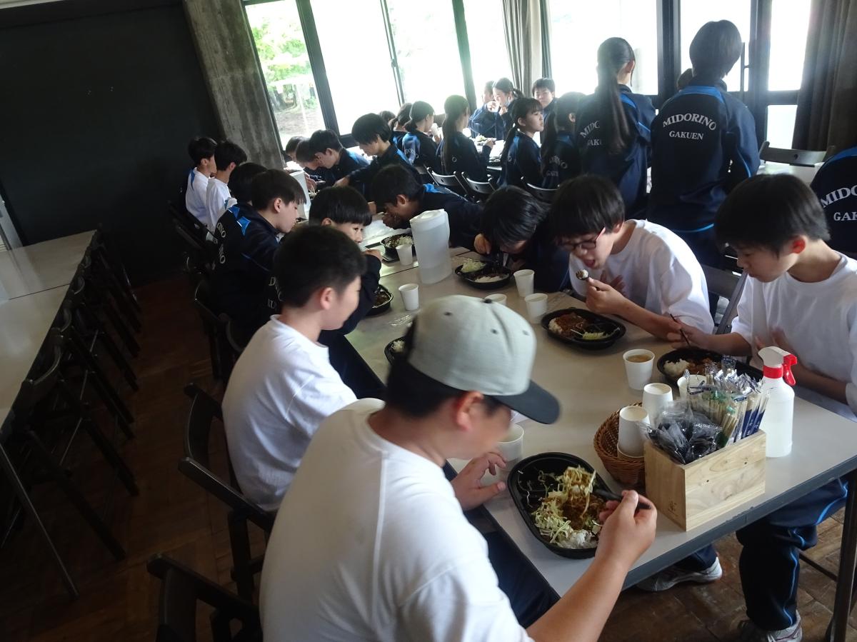 7学年 宿泊学習2日目 ~お昼ご飯はカレーライス~