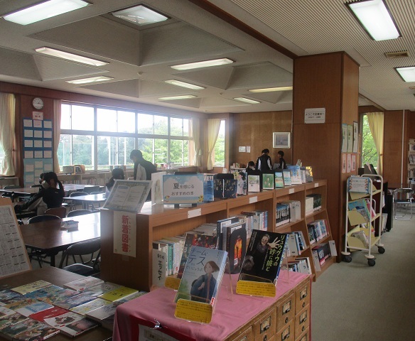昼休みの図書室では…
