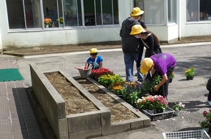 学校が華やかに