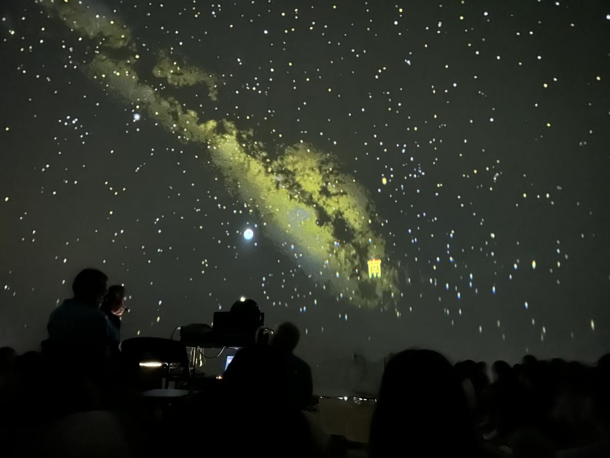 見上げてごらん夜の星を