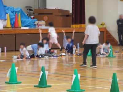 【学校より】体育館で理科の実験を行いました
