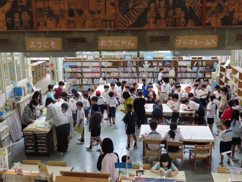 おうにゃんブックルームは大繁盛!