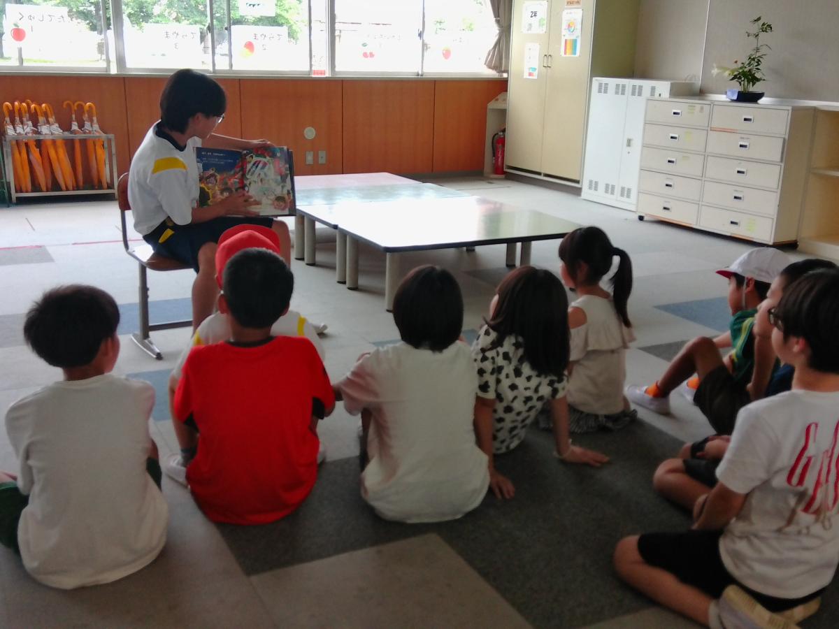 縦割り活動「5・6年生による読み聞かせ」の様子