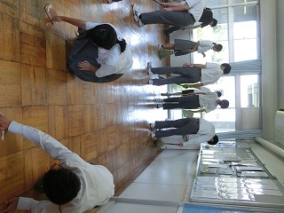 8年生、黙働清掃中