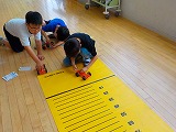 ゴムのはたらきで車がどれぐらい動くかな?