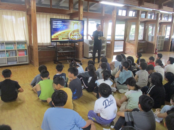 4年生 高学年へのステップをのぼる「挑戦と成長」の秋へ〜学年集会を行いました〜
