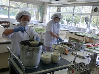 給食配膳員さんを紹介します!