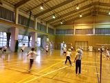 友だちと協力してバレーボール