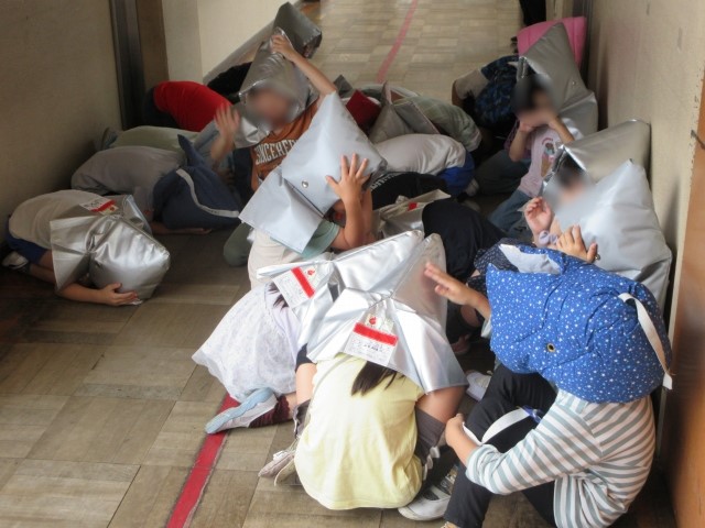 【学校より】竜巻訓練を行っている2年生の様子