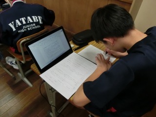【8年生】職場体験のお礼状の作成をしています