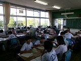 クラスの様子を話し合っています!!