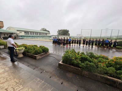 陸上部 県南新人陸上競技大会へ出発