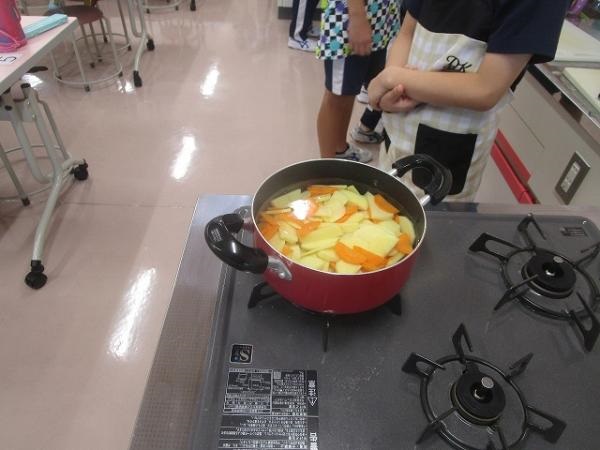 切って、炒めて、味付けして!ベーコンポテト作り