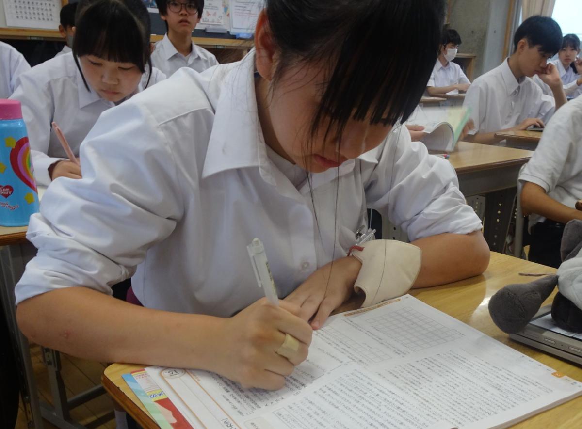 学校で自習もがんばってます!!
