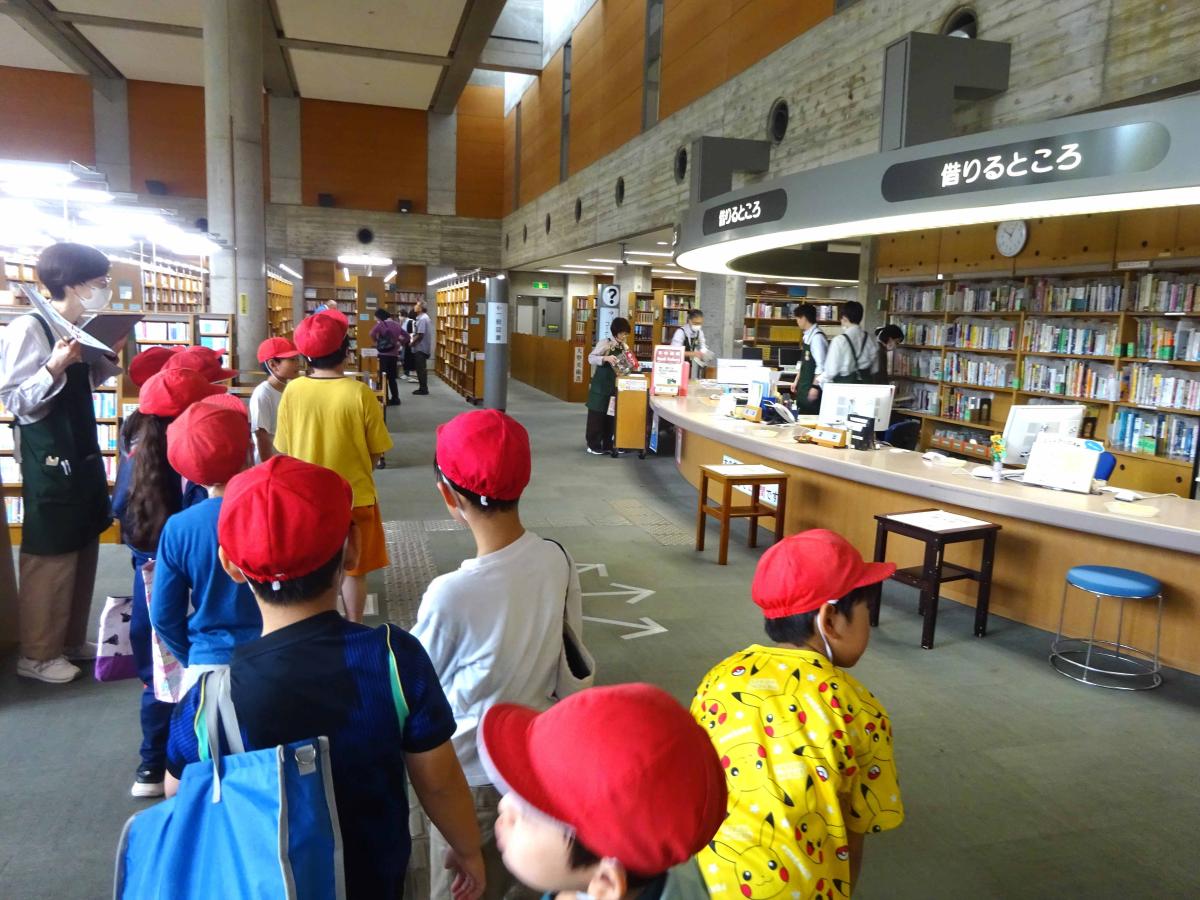 広さと本の多さにびっくり!2年図書館見学