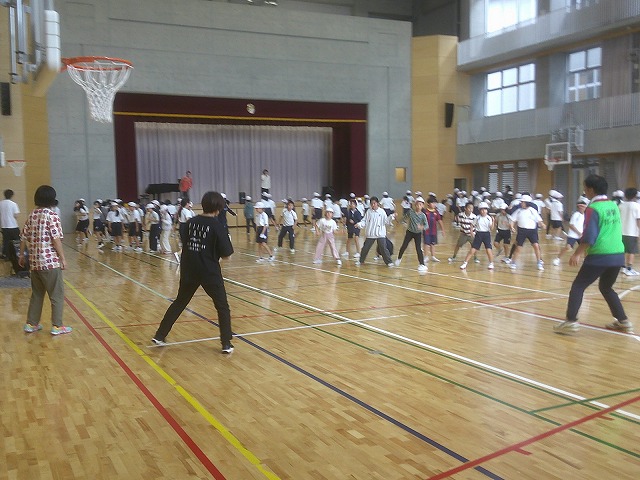 保護者の皆様も参加!プロダンサーの先生によるダンス指導