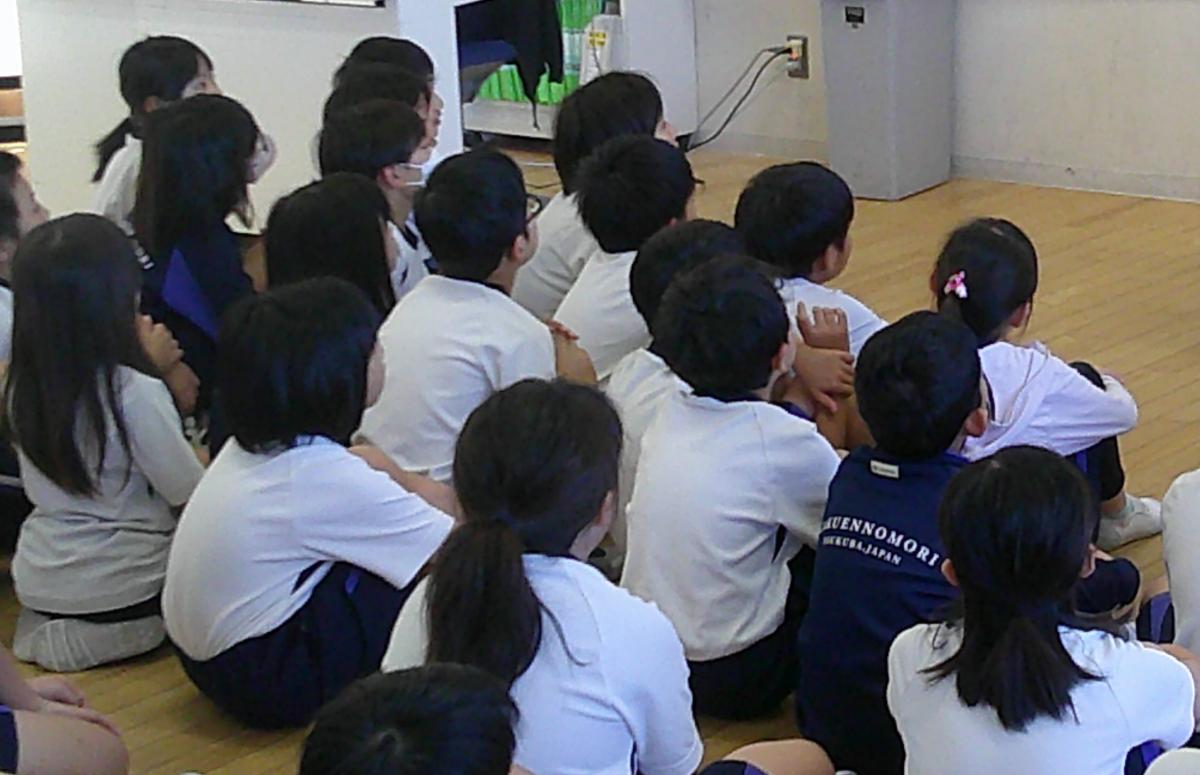 4年生 朝の読み聞かせが行われました