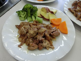 7学年家庭科・調理実習「豚肉の生姜焼きと蒸野菜サラダ」