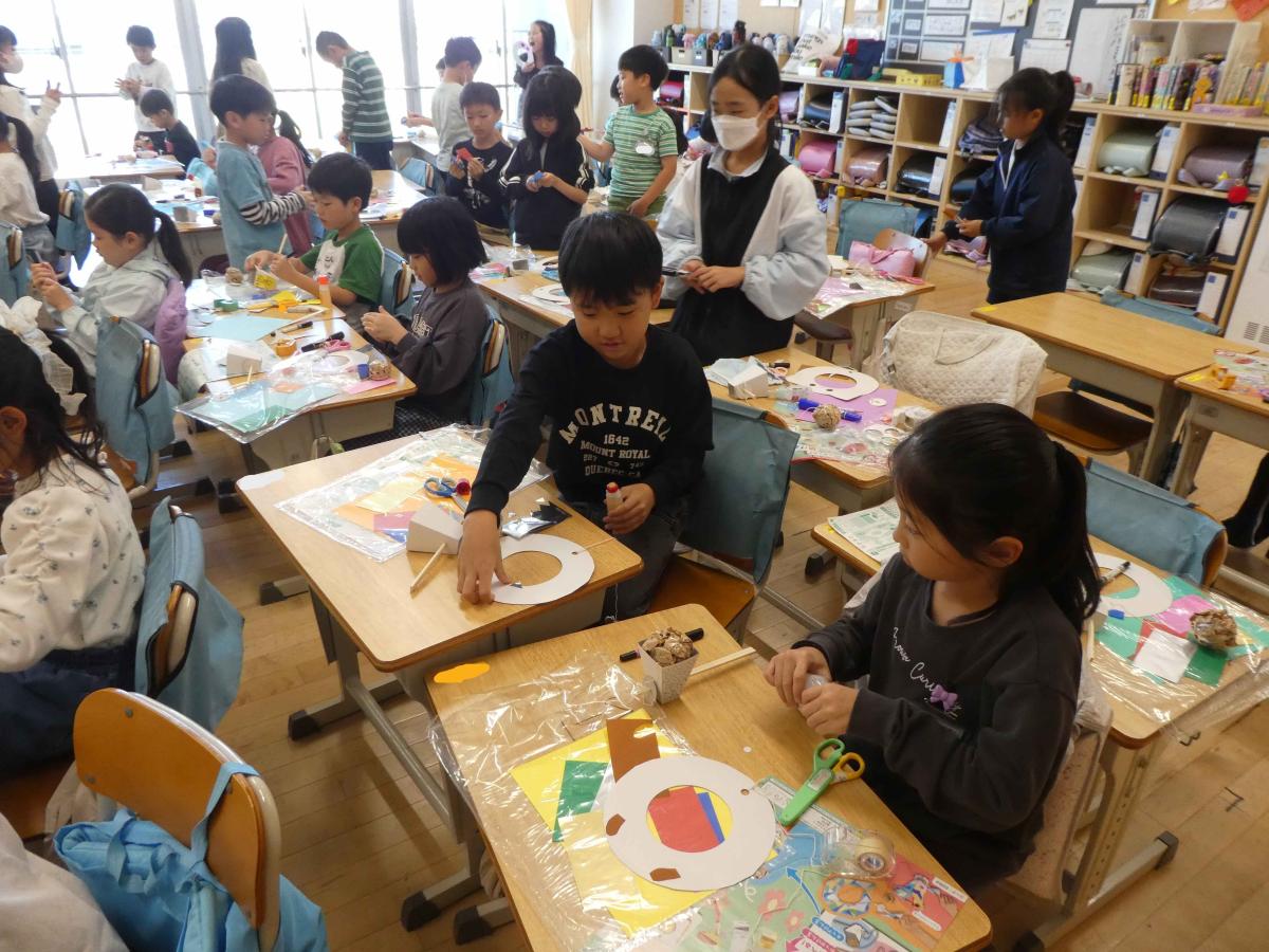 2年生:図工「ジャンプ!キャッチ!紙けん玉」を作ろう